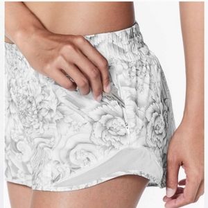 Lululemon Hotty Hot Short 2.5